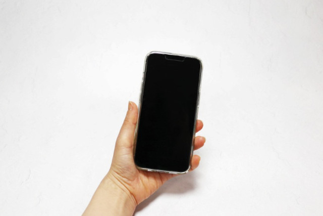 暗い画面のスマートフォン